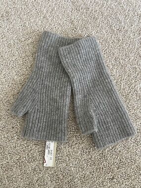 Warren Gray Ribbed Knit Fingerless Gloves